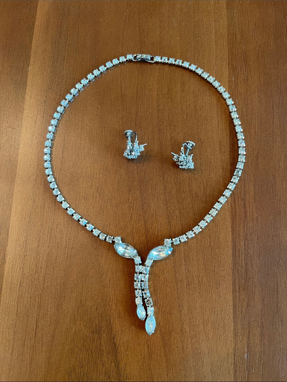 Elegant Silver-Tone Crystal Y-Shape Chomet and Earrings Set - Clear